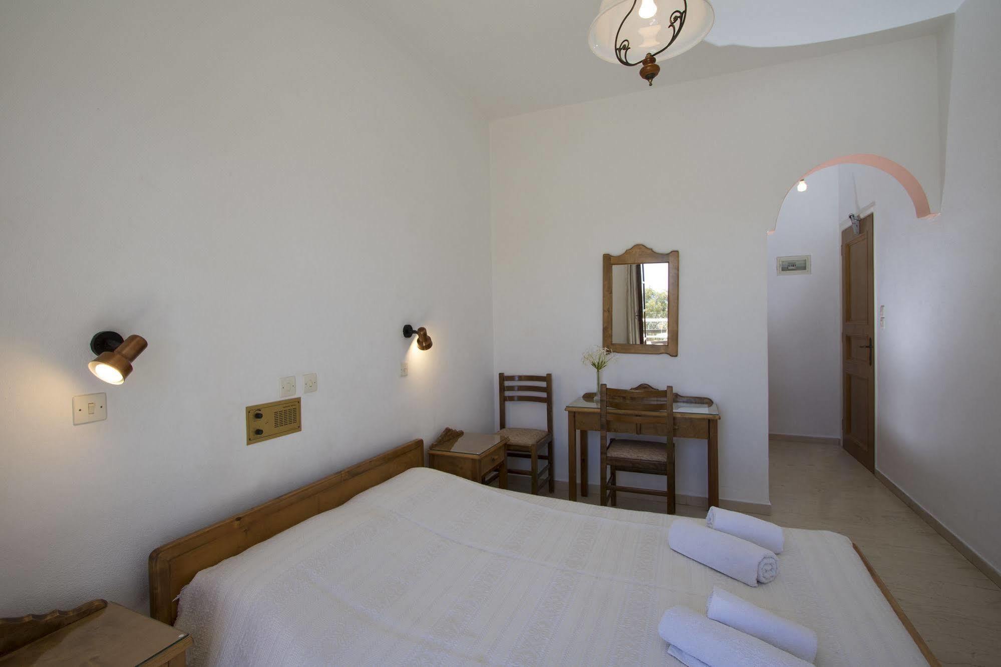 Hotel Adonis (Adults Only) Kamári Dış mekan fotoğraf